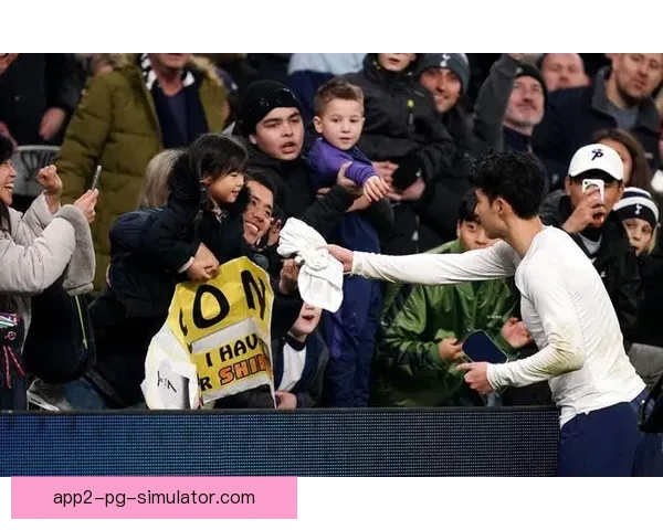 孙兴慜赛前暖心举动向小球迷赠送个人品牌围巾感动现场